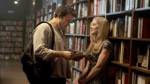 Nick e Amy já namorados, aventurando-se em uma biblioteca.