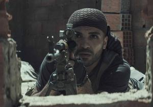 Mustafa, o sniper inimigo que retrata praticamente uma sombra de Chris, um antagonista pleno.